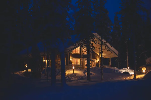 밤 시간에 스키 리조트 슬로프 근처 아름 다운 스칸디나비아 핀란드 스웨덴 노르웨이 나무 오두막 오두막 — 스톡 사진