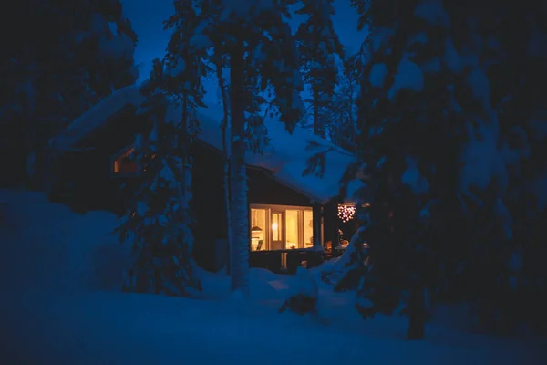 Prachtige Scandinavische Finse Zweedse Noorse houten huisje cabine in de buurt van hellingen op een ski-oord in de nachttijd — Stockfoto