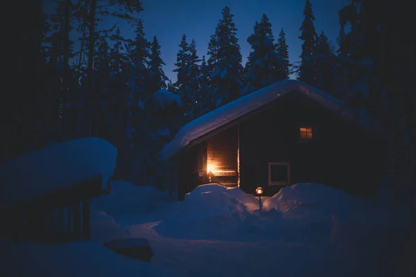 Indah skandinavia Swedia Swedia pondok kayu norwegian dekat lereng di resor ski di malam hari — Stok Foto