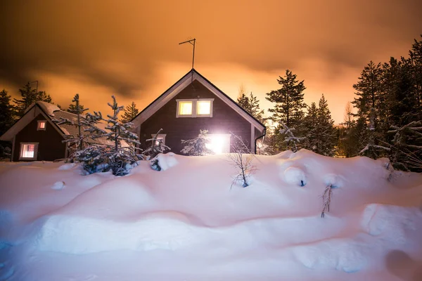 Hermoso escandinavo finlandés sueco noruego cabaña de madera cerca de pistas en una estación de esquí en la noche — Foto de Stock