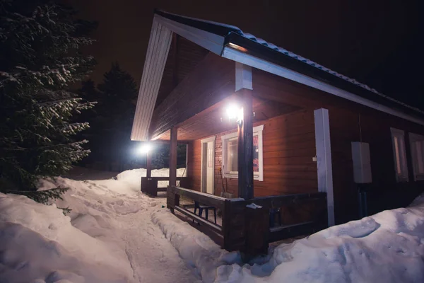 Καμπίνα όμορφη Σκανδιναβική φινλανδική σουηδική κορόνα ξύλινο εξοχικό σπίτι κοντά στις πλαγιές σε ένα χιονοδρομικό κέντρο στο χρόνο νύχτας — Φωτογραφία Αρχείου