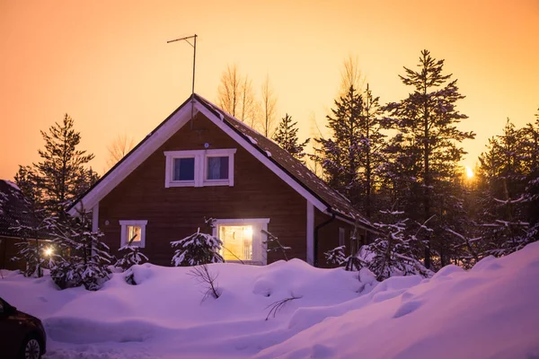 Prachtige Scandinavische Finse Zweedse Noorse houten huisje cabine in de buurt van hellingen op een ski-oord in de nachttijd — Stockfoto