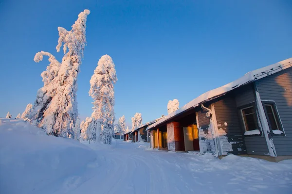 Prachtige Scandinavische Finse Zweedse Noorse houten huisje cabine in de buurt van hellingen op een ski-oord in de nachttijd — Stockfoto