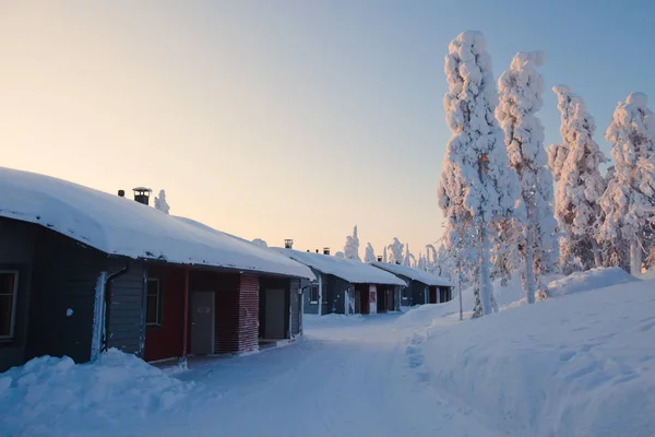 Hermoso escandinavo finlandés sueco noruego cabaña de madera cerca de pistas en una estación de esquí en la noche — Foto de Stock
