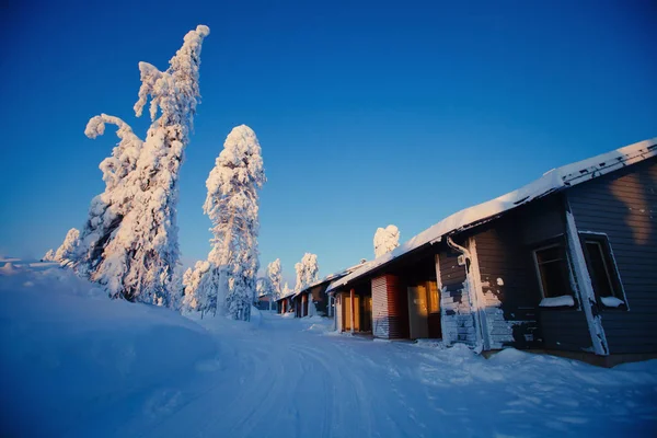 Prachtige Scandinavische Finse Zweedse Noorse houten huisje cabine in de buurt van hellingen op een ski-oord in de nachttijd — Stockfoto