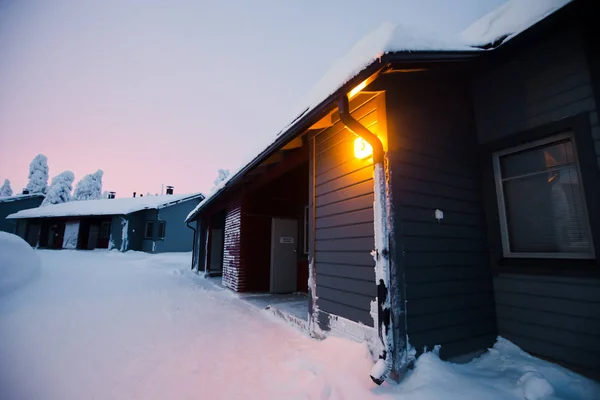 Hermoso escandinavo finlandés sueco noruego cabaña de madera cerca de pistas en una estación de esquí en la noche — Foto de Stock