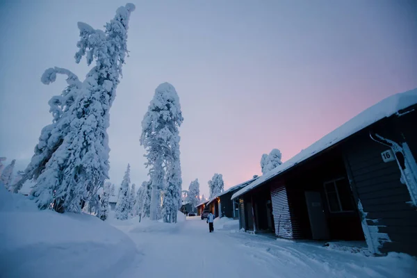 Prachtige Scandinavische Finse Zweedse Noorse houten huisje cabine in de buurt van hellingen op een ski-oord in de nachttijd — Stockfoto