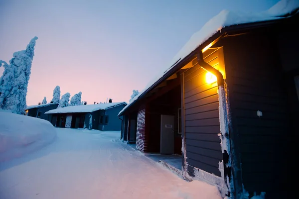 Piękny skandynawskich Fiński Szwedzki norweski drewniany domek domku w pobliżu stoków narciarskich w ośrodku narciarskim w porze nocnej — Zdjęcie stockowe