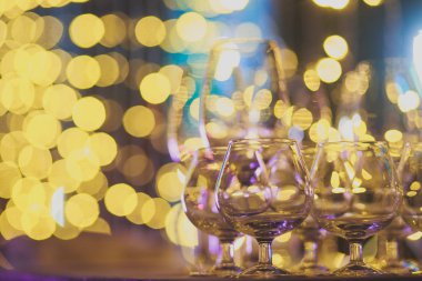 Farklı renkli alkol kokteyller bir parti, martini, votka ve diğer açık hava olay, resim ile güzel bir şekilde dekore edilmiş catering buket masaya güzel satır satır