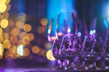 Farklı renkli alkol kokteyller bir parti, martini, votka ve diğer açık hava olay, resim ile güzel bir şekilde dekore edilmiş catering buket masaya güzel satır satır