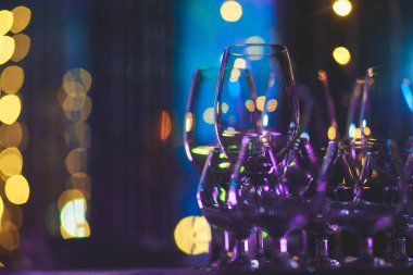 Farklı renkli alkol kokteyller bir parti, martini, votka ve diğer açık hava olay, resim ile güzel bir şekilde dekore edilmiş catering buket masaya güzel satır satır