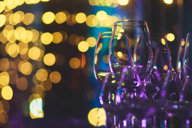 Farklı renkli alkol kokteyller bir parti, martini, votka ve diğer açık hava olay, resim ile güzel bir şekilde dekore edilmiş catering buket masaya güzel satır satır