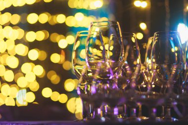 Farklı renkli alkol kokteyller bir parti, martini, votka ve diğer açık hava olay, resim ile güzel bir şekilde dekore edilmiş catering buket masaya güzel satır satır