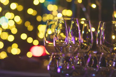 Farklı renkli alkol kokteyller bir parti, martini, votka ve diğer açık hava olay, resim ile güzel bir şekilde dekore edilmiş catering buket masaya güzel satır satır