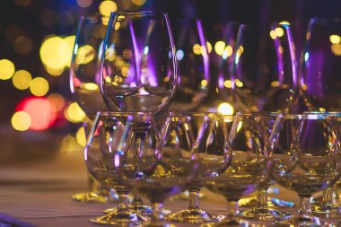 Farklı renkli alkol kokteyller bir parti, martini, votka ve diğer açık hava olay, resim ile güzel bir şekilde dekore edilmiş catering buket masaya güzel satır satır