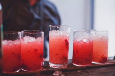 Farklı renkli alkol kokteyller bir parti, martini, votka ve diğer açık hava olay, resim ile güzel bir şekilde dekore edilmiş catering buket masaya güzel satır satır