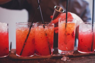 Farklı renkli alkol kokteyller bir parti, martini, votka ve diğer açık hava olay, resim ile güzel bir şekilde dekore edilmiş catering buket masaya güzel satır satır