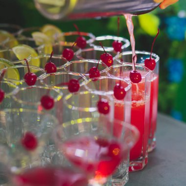 Farklı renkli alkol kokteyller bir parti, martini, votka ve diğer açık hava olay, resim ile güzel bir şekilde dekore edilmiş catering buket masaya güzel satır satır