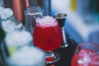 Farklı renkli alkol kokteyller bir parti, martini, votka ve diğer açık hava olay, resim ile güzel bir şekilde dekore edilmiş catering buket masaya güzel satır satır