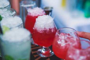Farklı renkli alkol kokteyller bir parti, martini, votka ve diğer açık hava olay, resim ile güzel bir şekilde dekore edilmiş catering buket masaya güzel satır satır