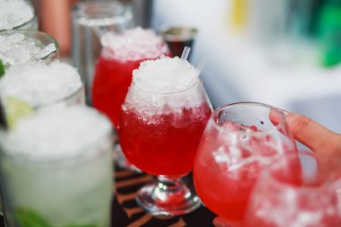 Farklı renkli alkol kokteyller bir parti, martini, votka ve diğer açık hava olay, resim ile güzel bir şekilde dekore edilmiş catering buket masaya güzel satır satır