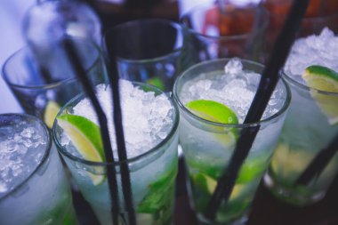 Farklı renkli alkol kokteyller bir parti, martini, votka ve diğer açık hava olay, resim ile güzel bir şekilde dekore edilmiş catering buket masaya güzel satır satır