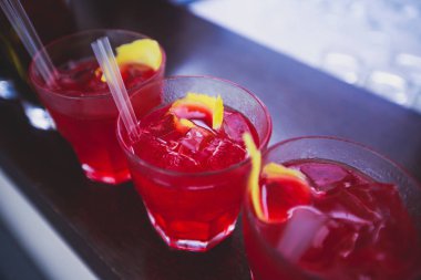 Farklı renkli alkol kokteyller bir parti, martini, votka ve diğer açık hava olay, resim ile güzel bir şekilde dekore edilmiş catering buket masaya güzel satır satır