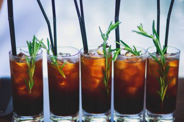 Farklı renkli alkol kokteyller bir parti, martini, votka ve diğer açık hava olay, resim ile güzel bir şekilde dekore edilmiş catering buket masaya güzel satır satır