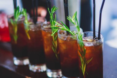 Farklı renkli alkol kokteyller bir parti, martini, votka ve diğer açık hava olay, resim ile güzel bir şekilde dekore edilmiş catering buket masaya güzel satır satır