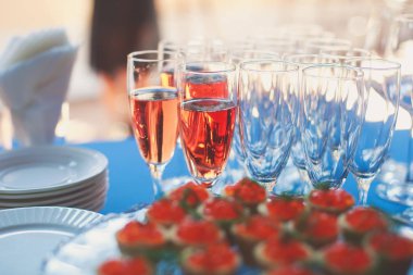 Farklı renkli alkol kokteyller bir parti, martini, votka ve diğer açık hava olay, resim ile güzel bir şekilde dekore edilmiş catering buket masaya güzel satır satır