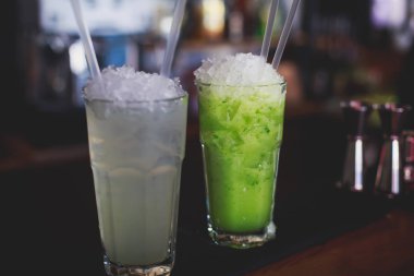 Farklı renkli alkol kokteyller bir parti, martini, votka ve diğer açık hava olay, resim ile güzel bir şekilde dekore edilmiş catering buket masaya güzel satır satır