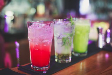 Farklı renkli alkol kokteyller bir parti, martini, votka ve diğer açık hava olay, resim ile güzel bir şekilde dekore edilmiş catering buket masaya güzel satır satır