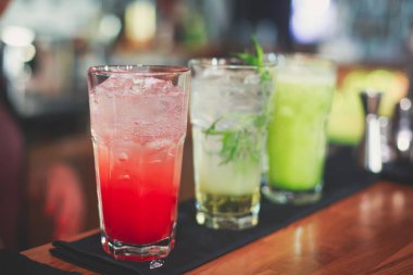 Farklı renkli alkol kokteyller bir parti, martini, votka ve diğer açık hava olay, resim ile güzel bir şekilde dekore edilmiş catering buket masaya güzel satır satır