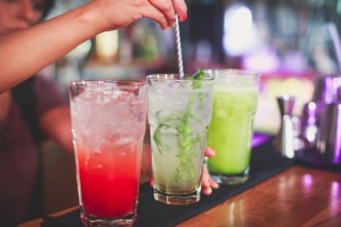 Farklı renkli alkol kokteyller bir parti, martini, votka ve diğer açık hava olay, resim ile güzel bir şekilde dekore edilmiş catering buket masaya güzel satır satır