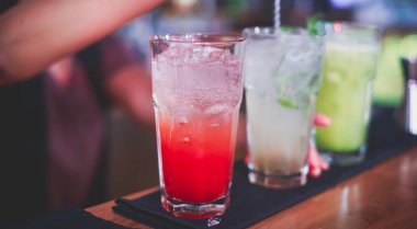 Farklı renkli alkol kokteyller bir parti, martini, votka ve diğer açık hava olay, resim ile güzel bir şekilde dekore edilmiş catering buket masaya güzel satır satır