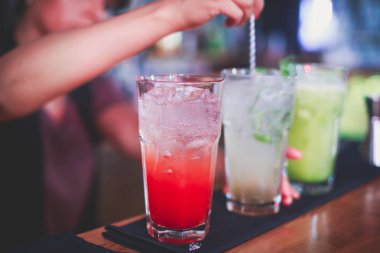 Farklı renkli alkol kokteyller bir parti, martini, votka ve diğer açık hava olay, resim ile güzel bir şekilde dekore edilmiş catering buket masaya güzel satır satır