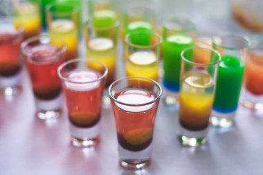 Farklı renkli alkol kokteyller bir parti, martini, votka ve diğer açık hava olay, resim ile güzel bir şekilde dekore edilmiş catering buket masaya güzel satır satır