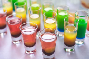 Farklı renkli alkol kokteyller bir parti, martini, votka ve diğer açık hava olay, resim ile güzel bir şekilde dekore edilmiş catering buket masaya güzel satır satır