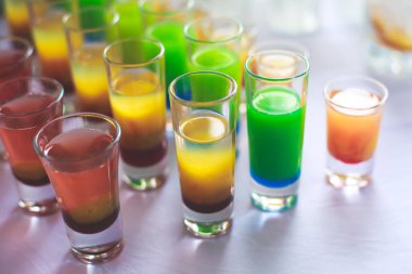 Farklı renkli alkol kokteyller bir parti, martini, votka ve diğer açık hava olay, resim ile güzel bir şekilde dekore edilmiş catering buket masaya güzel satır satır