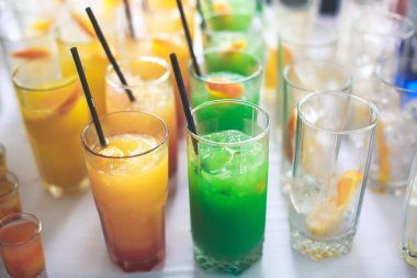 Farklı renkli alkol kokteyller bir parti, martini, votka ve diğer açık hava olay, resim ile güzel bir şekilde dekore edilmiş catering buket masaya güzel satır satır