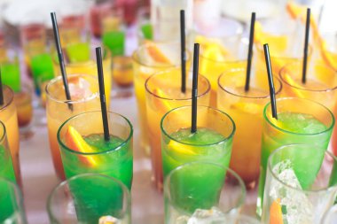 Farklı renkli alkol kokteyller bir parti, martini, votka ve diğer açık hava olay, resim ile güzel bir şekilde dekore edilmiş catering buket masaya güzel satır satır
