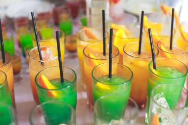 Farklı renkli alkol kokteyller bir parti, martini, votka ve diğer açık hava olay, resim ile güzel bir şekilde dekore edilmiş catering buket masaya güzel satır satır
