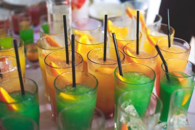 Farklı renkli alkol kokteyller bir parti, martini, votka ve diğer açık hava olay, resim ile güzel bir şekilde dekore edilmiş catering buket masaya güzel satır satır