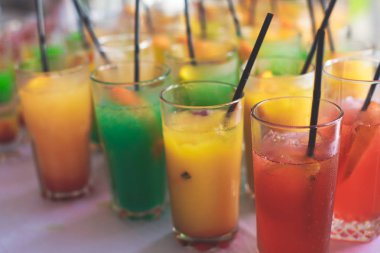 Farklı renkli alkol kokteyller bir parti, martini, votka ve diğer açık hava olay, resim ile güzel bir şekilde dekore edilmiş catering buket masaya güzel satır satır