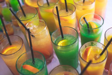 Farklı renkli alkol kokteyller bir parti, martini, votka ve diğer açık hava olay, resim ile güzel bir şekilde dekore edilmiş catering buket masaya güzel satır satır