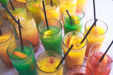 Farklı renkli alkol kokteyller bir parti, martini, votka ve diğer açık hava olay, resim ile güzel bir şekilde dekore edilmiş catering buket masaya güzel satır satır