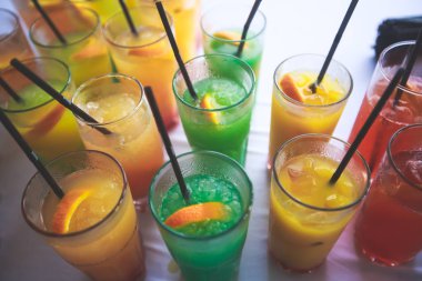 Farklı renkli alkol kokteyller bir parti, martini, votka ve diğer açık hava olay, resim ile güzel bir şekilde dekore edilmiş catering buket masaya güzel satır satır