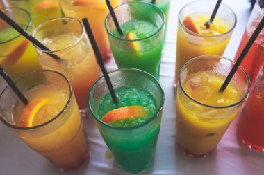 Farklı renkli alkol kokteyller bir parti, martini, votka ve diğer açık hava olay, resim ile güzel bir şekilde dekore edilmiş catering buket masaya güzel satır satır