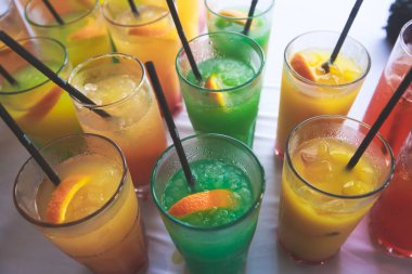 Farklı renkli alkol kokteyller bir parti, martini, votka ve diğer açık hava olay, resim ile güzel bir şekilde dekore edilmiş catering buket masaya güzel satır satır
