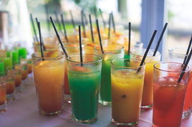 Farklı renkli alkol kokteyller bir parti, martini, votka ve diğer açık hava olay, resim ile güzel bir şekilde dekore edilmiş catering buket masaya güzel satır satır
